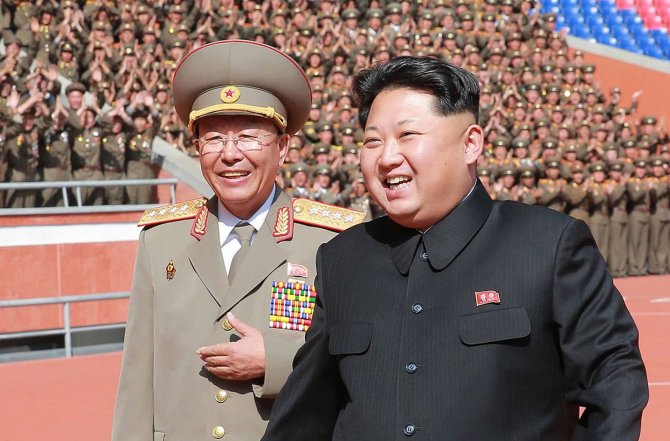 AFP/„Scanpix“ nuotr./Ri Yong Gilas (kairėje) ir Kim Jong Unas