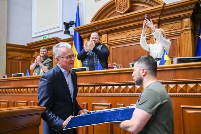 Prezidentūros nuotr./Gitanas Nausėda Volodymyrui Zelenskiui įteikė apdovanojimą