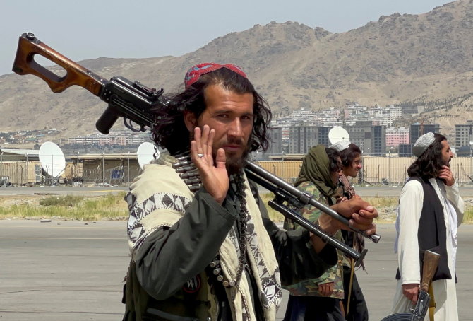 „Reuters“/„Scanpix“ nuotr./Talibai patruliuoja Kabulo oro uoste.