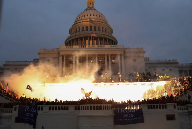 „Reuters“/„Scanpix“ nuotr./D.Trumpo rėmėjai susigrūmė su pareigūnais