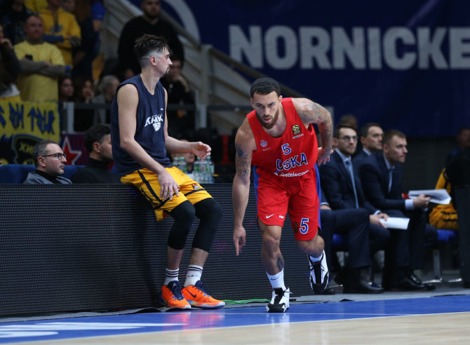 Getty Images/Euroleague.net nuotr./Mike'as Jamesas ir Aleksejus Švedas