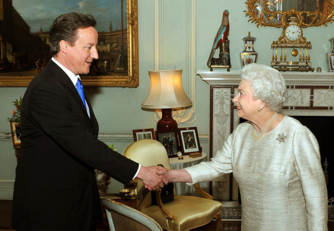 „Scanpix“/„PA Wire“/„Press Association Images“ nuotr./Davidas Cameronas ir Elizabeth II