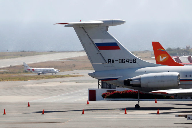 „Reuters“/„Scanpix“ nuotr./Rusijos vėliava pažymėtas lėktuvas sekmadienį buvo pastebėtas didžiausiame Venesuelos oro uoste.