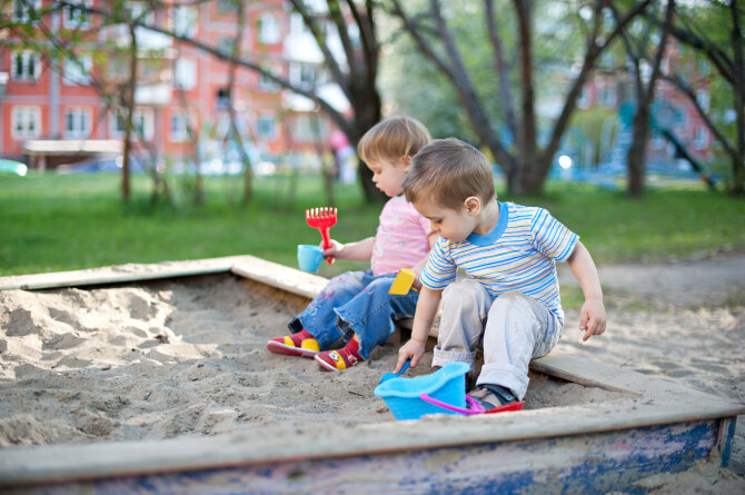 Shutterstock nuotr./Vaikai žaidžia smėlio dėžėje