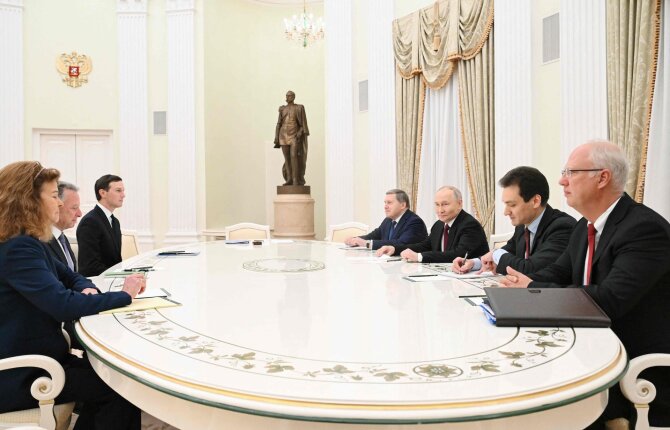AFP/„Scanpix“ nuotr./Vladimiras Putinas pradėjo derybas dėl Ukrainos su Steve'u Witkoffu ir Jaredu Kushneriu
