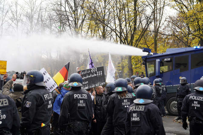 „Scanpix“ nuotr./Berlyno policija prieš demonstrantus panaudojo vandens patranką