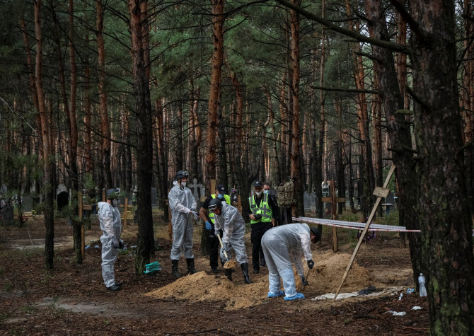 „Reuters“/„Scanpix“ nuotr./Masinė kapavietė Iziume