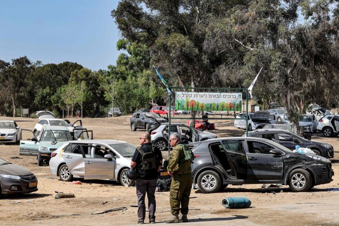 AFP/„Scanpix“ nuotr./Apleistos mašinos, kuriomis bandė bėgti „Hamas“ užpulti festivalio dalyviai 