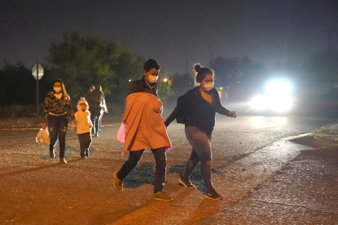 „Scanpix“/AP nuotr./Migrantai JAV ir Meksikos pasienyje