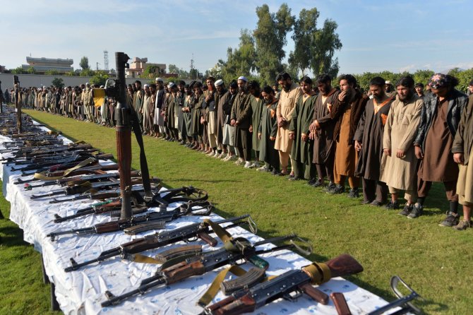 AFP/„Scanpix“ nuotr./„Isis-K“ nariai, pasiduodantys Talibanui 2019 metais