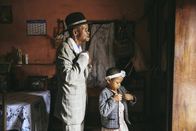 Lee-Ann Olwage/2024 World Press Photo Contest nuotr./Dada Paulas ir jo anūkė Odliatemix ruošiasi į bažnyčią Antananarive, Madagaskare