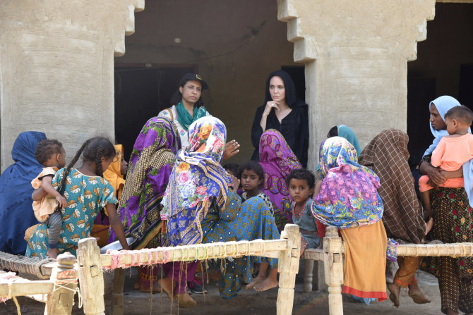„Scanpix“ nuotr./Angelina Jolie aplankė nuo potvynių nukentėjusius Pakistano gyventojus