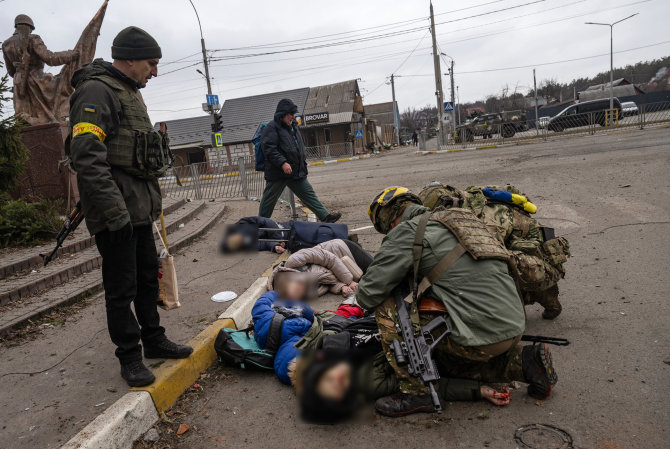 „The New York Times“/Lindsay Addario nuotr./Per evakuaciją rusų pajėgos apšaudė bėgančius civilius