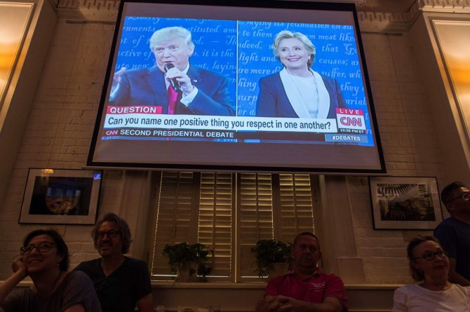 AFP/„Scanpix“ nuotr./Donaldo Trumpo ir Hillary Clinton antrieji debatai