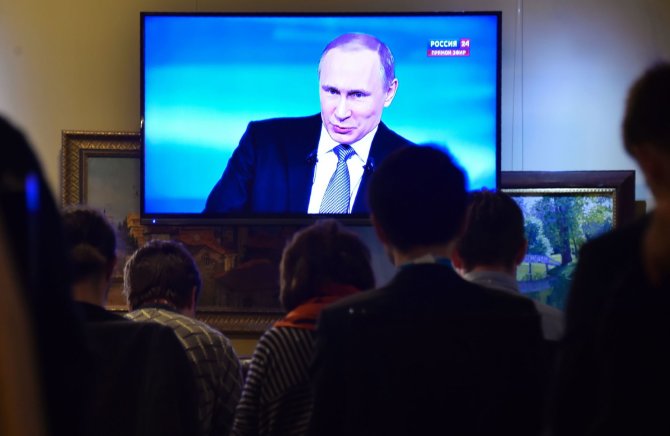 AFP/„Scanpix“ nuotr./Rusijos prezidentas Vladimiras Putinas atsakinėja į gyventojų klausimus