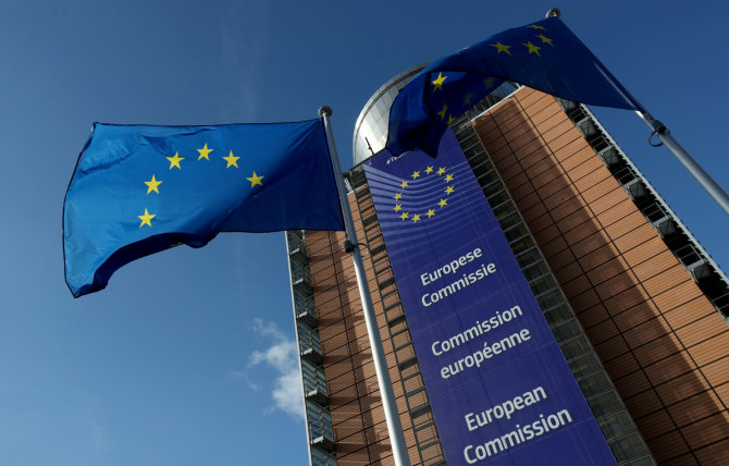 „Reuters“/„Scanpix“ nuotr./ES vėliavos prie Europos Komisijos būstinės