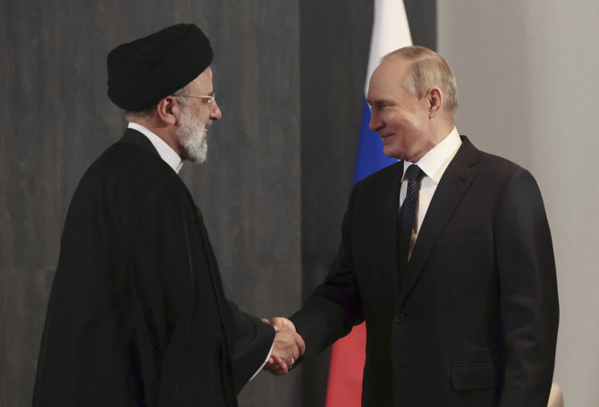 „Scanpix“/AP nuotr./Irano prezidentas Ebrahimas Raisi ir Rusijos prezidentas Vladimiras Putinas