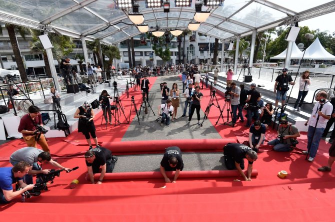 AFP/„Scanpix“ nuotr./Dengiamas raudonasis kilimas Kanų kino festivalio atidarymui