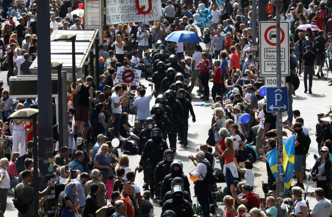 „Reuters“/„Scanpix“ nuotr./Berlyne žmonės protestuota prieš koronaviruso suvaržymus