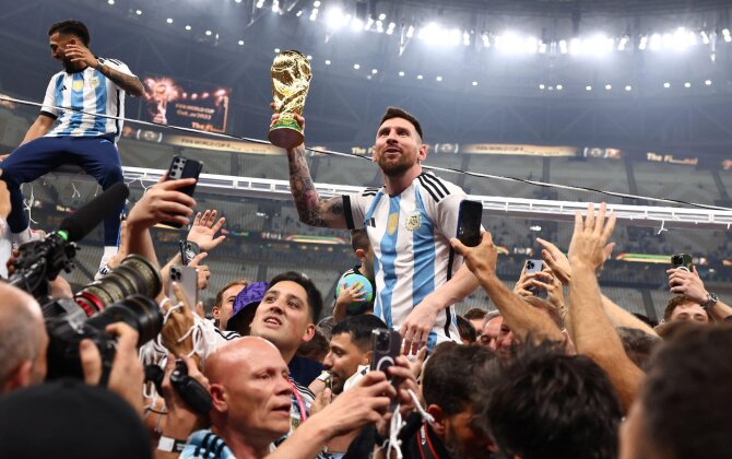 Vida Press nuotr./Lionelis Messi su pasaulio čempiono taure Katare