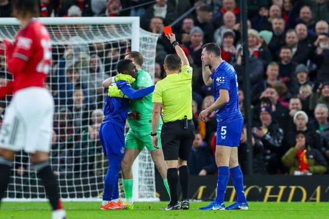 Vida Press nuotr./Idrissa Gueye ir Michaelas Keane'as susipešė tarpusavyje