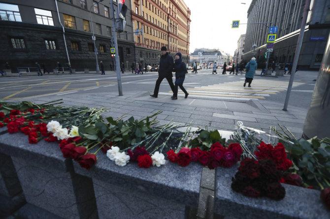 „Scanpix“/AP nuotr./Gėlės šaudynių prie FSB būstinės Maskvoje vietoje