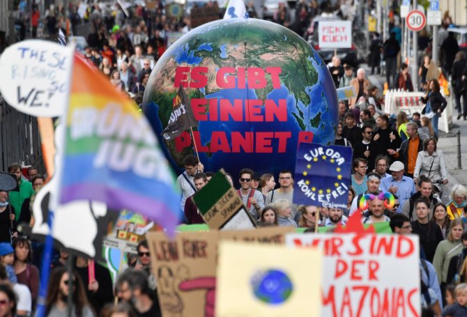 AFP/„Scanpix“ nuotr./Protestuotojų dėl klimato kaitos problemų minia