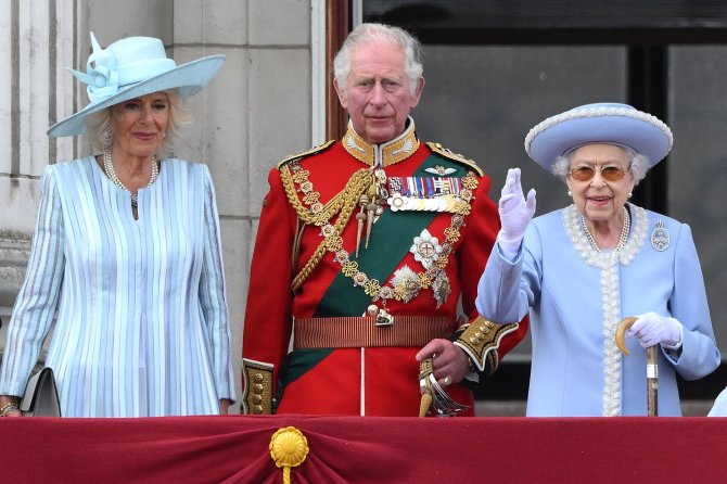 AFP/„Scanpix“ nuotr./Karalienė konsortė Camilla, karalius Charlesas III, karalienė Elizabeth II