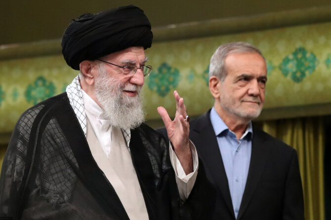 A. Khamenei ir M. Pezeshkianas / Iranian Supreme Leader'S Office / ZUMAPRESS.com