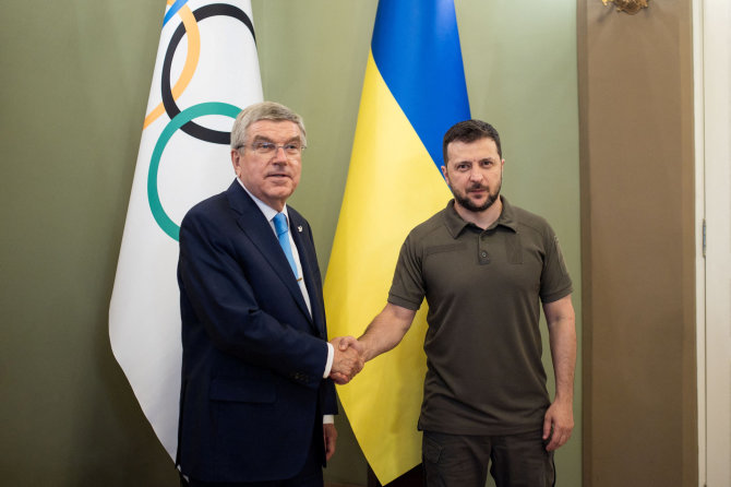 „Reuters“/„Scanpix“ nuotr./IOC prezidentas Thomas Bachas ir Volodymyras Zelenskis