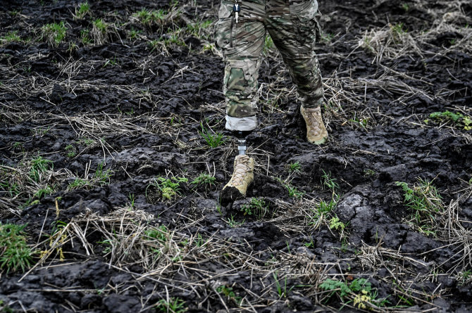 „SIPA“/„Scanpix“/Po amputacijos į mūšio lauką grįžęs Ukrainos karys