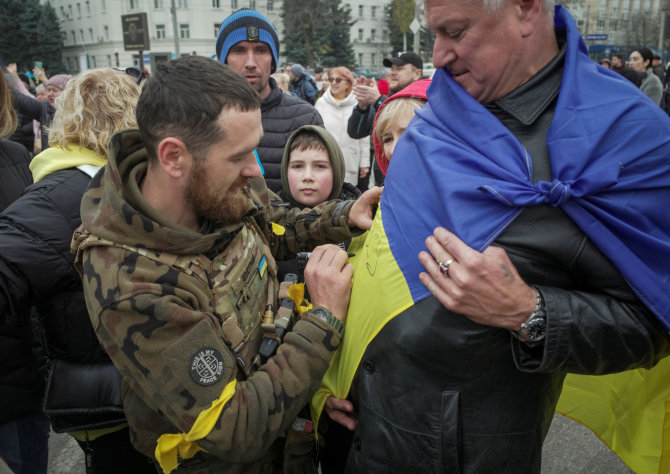 „Reuters“/„Scanpix“ nuotr./Ukrainos karys ir Chersono gyventojai