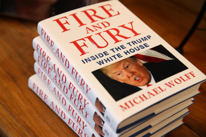 AFP/„Scanpix“ nuotr./Michaelo Wolffo knyga „Ugnis ir įniršis: Trumpo Baltųjų rūmų viduje“