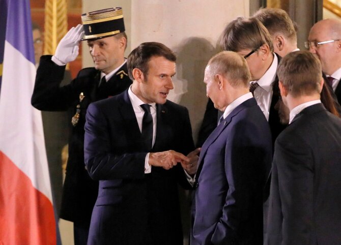 Emmanuelis Macronas ir Vladimiras Putinas 2019 metais / POOL / REUTERS