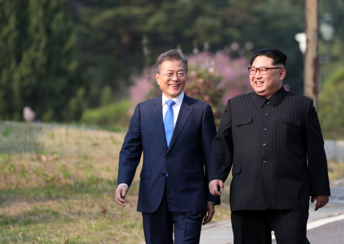 AFP/„Scanpix“ nuotr./Kim Jong Unas ir Moon Jae-inas