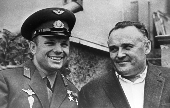 „Scanpix“/„RIA Novosti“ nuotr./Jurijus Gagarinas su akademiku Sergejumi Koroliovu