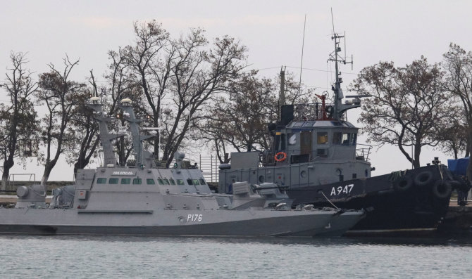 „Reuters“/„Scanpix“ nuotr./Perimti Ukrainos laivai Kerčės uoste