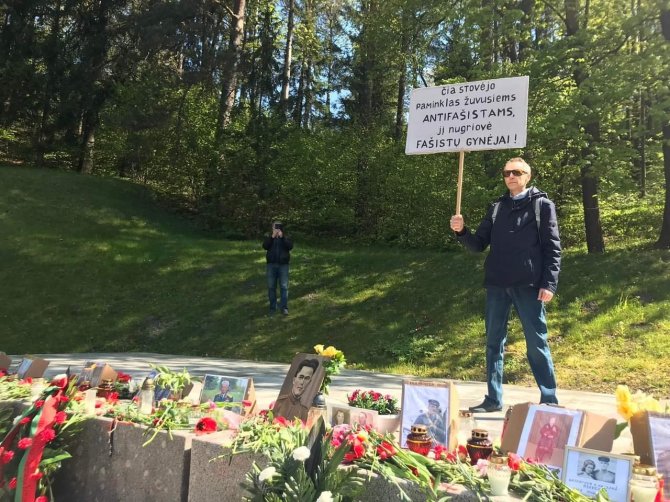 Vidmanto Balkūno / 15min nuotr./Protestuotojas Antakalnio kapinėse gegužės 9-ąją