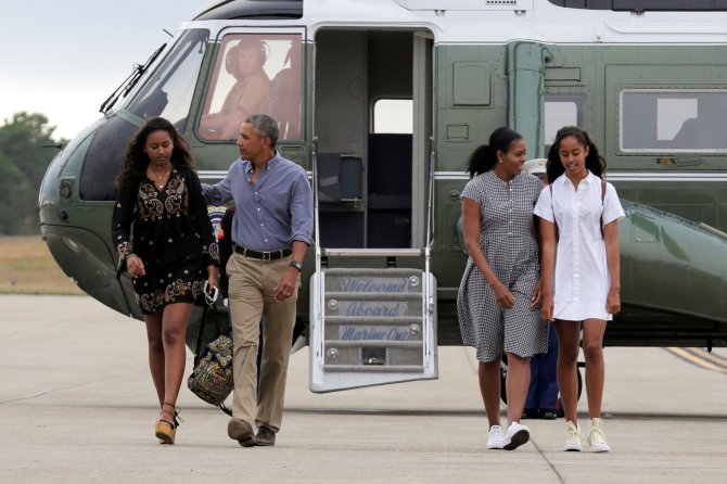 „Reuters“/„Scanpix“ nuotr./Barackas ir Michelle Obamos su dukromis Sasha ir Malia