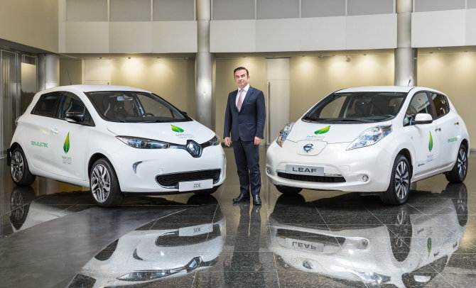 Carlosas Ghosnas prie „Renault Zoe“ ir „Nissan LEAF“