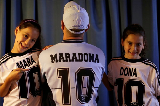 „Reuters“/„Scanpix“ nuotr./Walteris Rotundo, pasišventęs Diego Maradona sirgalius, pavadino savo dvynukes dukras Mara ir Dona didžiojo futbolininko garbei.