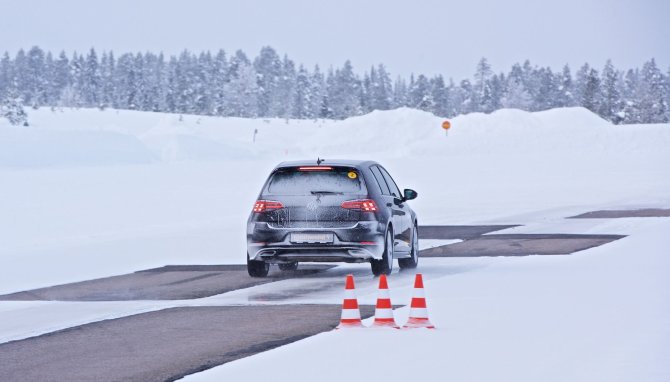 Gamintojo nuotr./Antrosios ir trečiosios kartos ABS sistemų bandymas Švedijoje