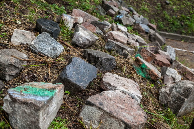 Sauliaus Žiūros nuotr./Žydų paminkliniai akmenys sugrįžta į senąsias žydų kapines Olandų gatvėje