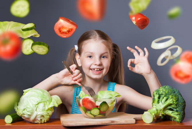 „Fotolia“ nuotr./Mergaitė valgo daržoves