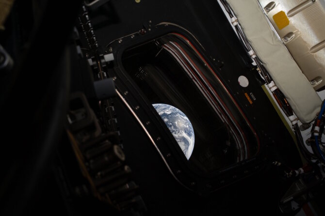 NASA nuotr./Žemė pro kosminio laivo „Orion“ iliuminatorių
