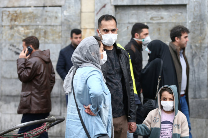 „Reuters“/„Scanpix“ nuotr./Iraniečiai saugosi koronaviruso