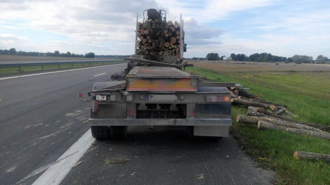 Šiaulių apskrities VPK nuoytr./Autostradoje Vilnius-Klaipėda miškavežio avarija: ribojamas eismas