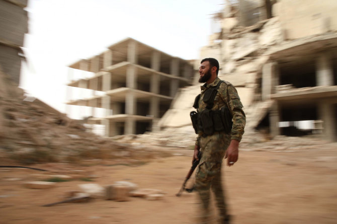 AFP/„Scanpix“ nuotr./Sirijos sukilėlis netoli Idlibo