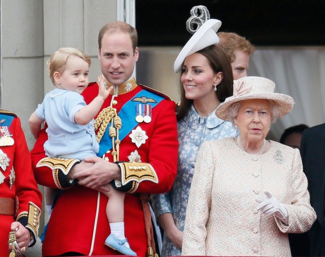 „Reuters“/„Scanpix“ nuotr./Princas Williamas ir Kembridžo hercogienė Catherine su sūnumi George'u ir karalienė Elizabeth II (2015 m. birželis)