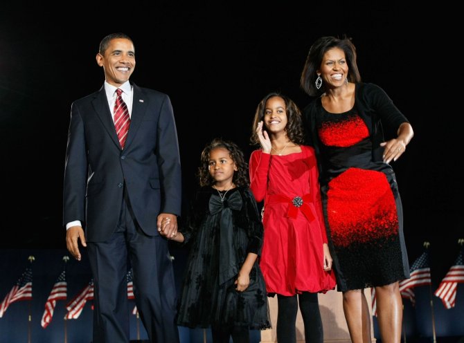 AFP/„Scanpix“ nuotr./Barackas ir Michelle Obamos su dukterimis Malia ir Sasha (2008 m.)